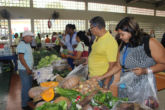 Feria del IMA beneficia a colaboradores del IPHE