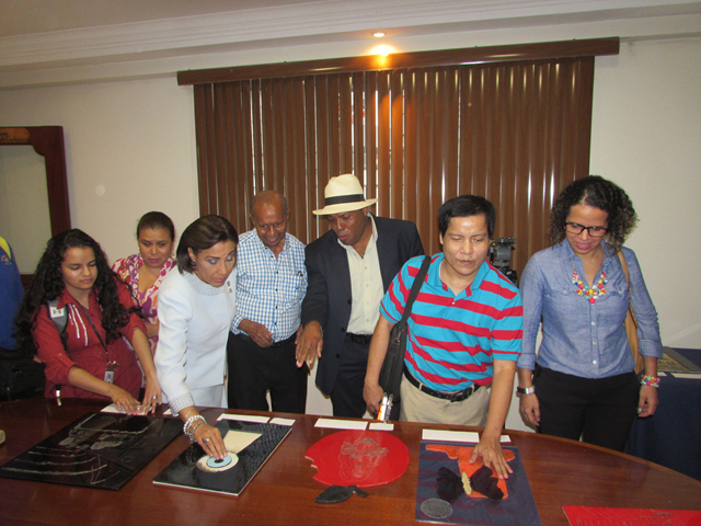 Colaborador del IPHE expone obras de arte para personas ciegas