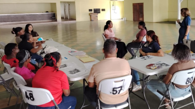 Imagen Docentes y madres de familia se capacitan en Comunicación Aumentativa y Alternativa en el IPHE Colón