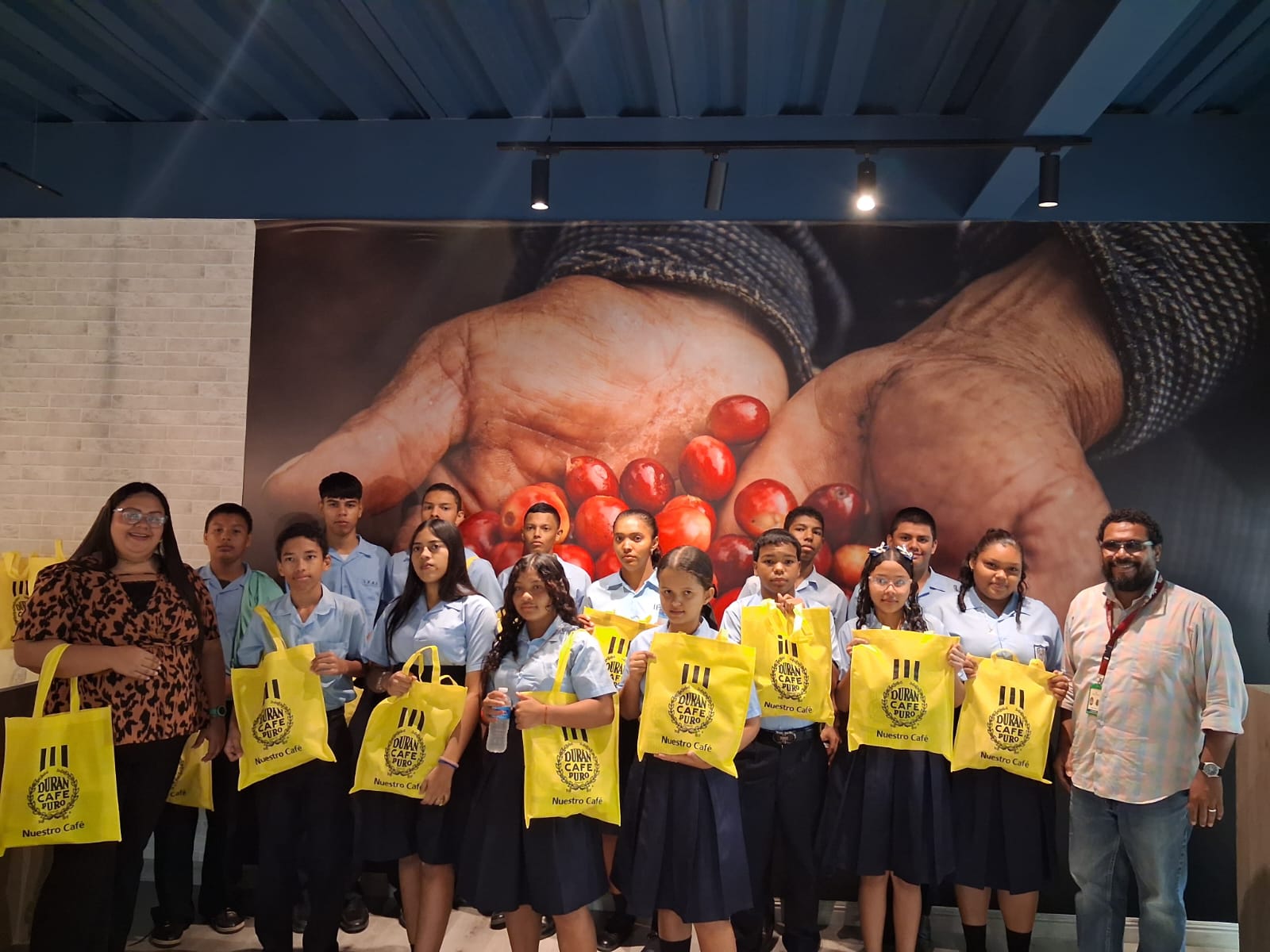 Estudiantes de Aguadulce fortalecen habilidades laborales con visita a planta de producción