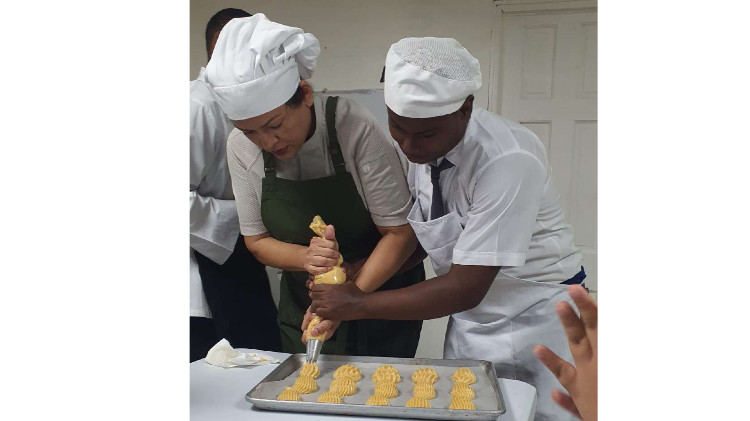 Imagen Estudiantes del IPHE Colón fortalecen competencias con taller de pastelería francesa