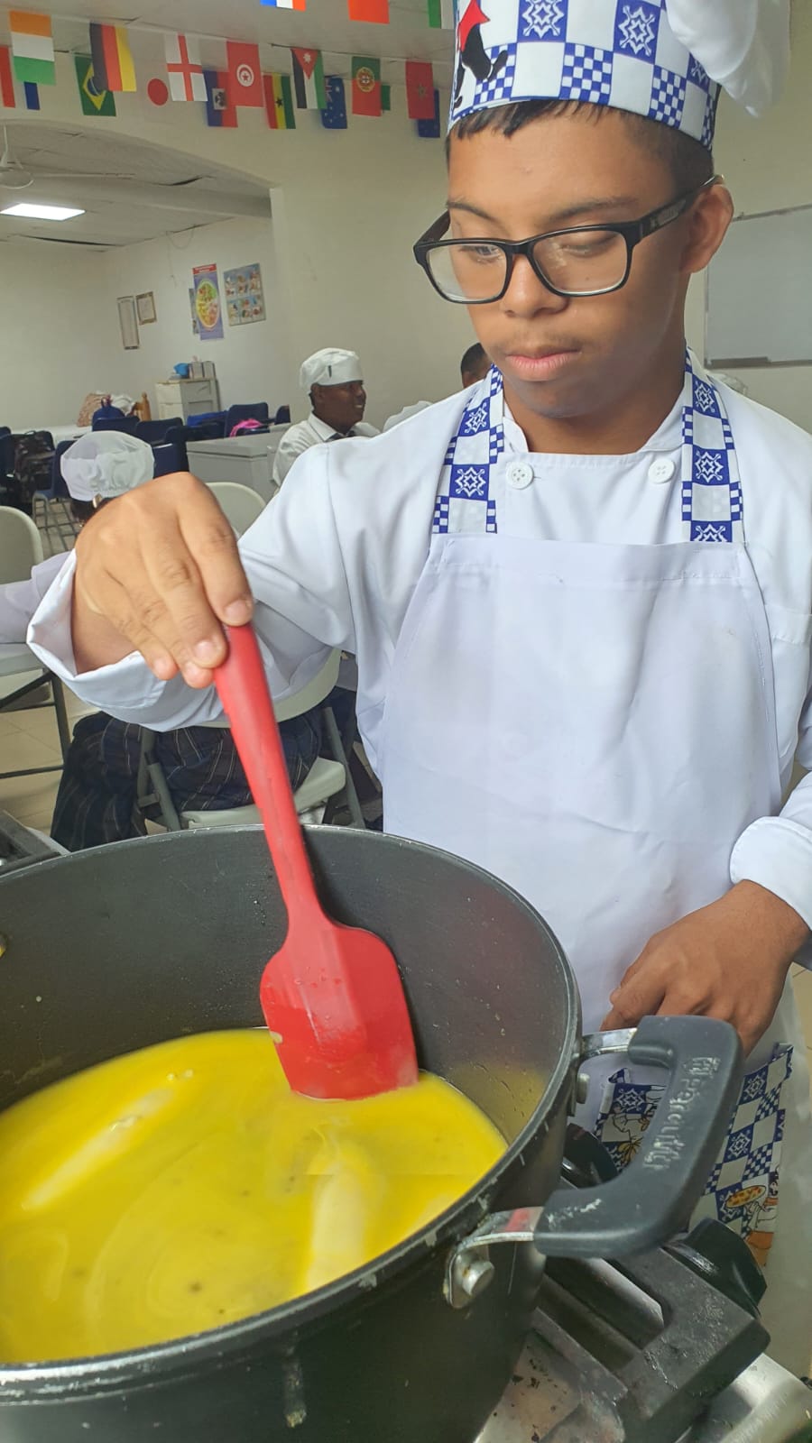 Estudiantes del IPHE Colón fortalecen competencias con taller de pastelería francesa