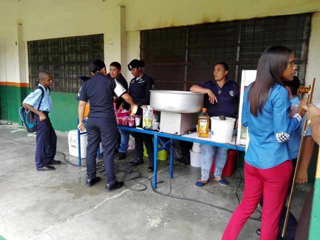 IPHE Colón recibe visita de miembros de la Policía Nacional