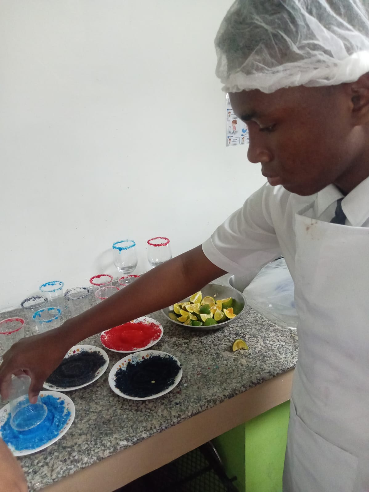 Estudiantes del IPHE Colón fortalecen competencias en gastronomía con taller de mixología sin alcohol