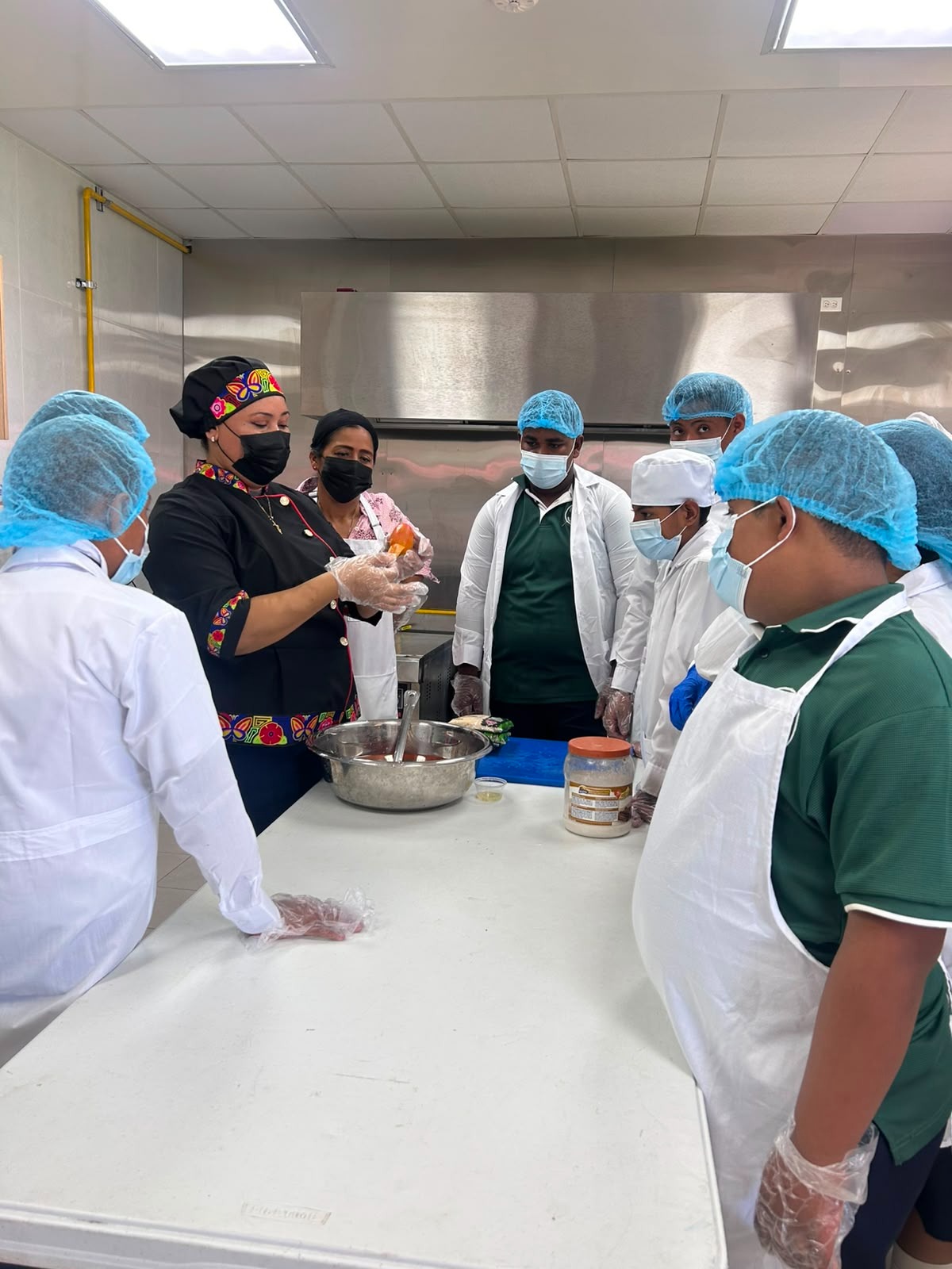 Estudiantes del IPHE Antón fortalecen competencias emprendedoras con la elaboración de mermelada de tomate.