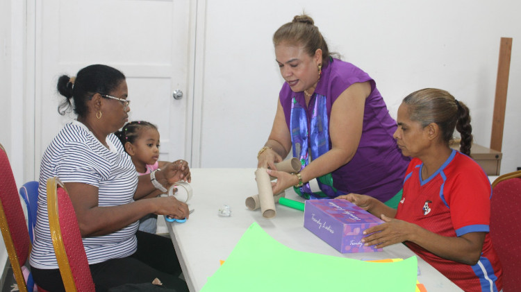 Imagen IPHE fortalece el acompañamiento familiar con taller de estimulación visual para padres
