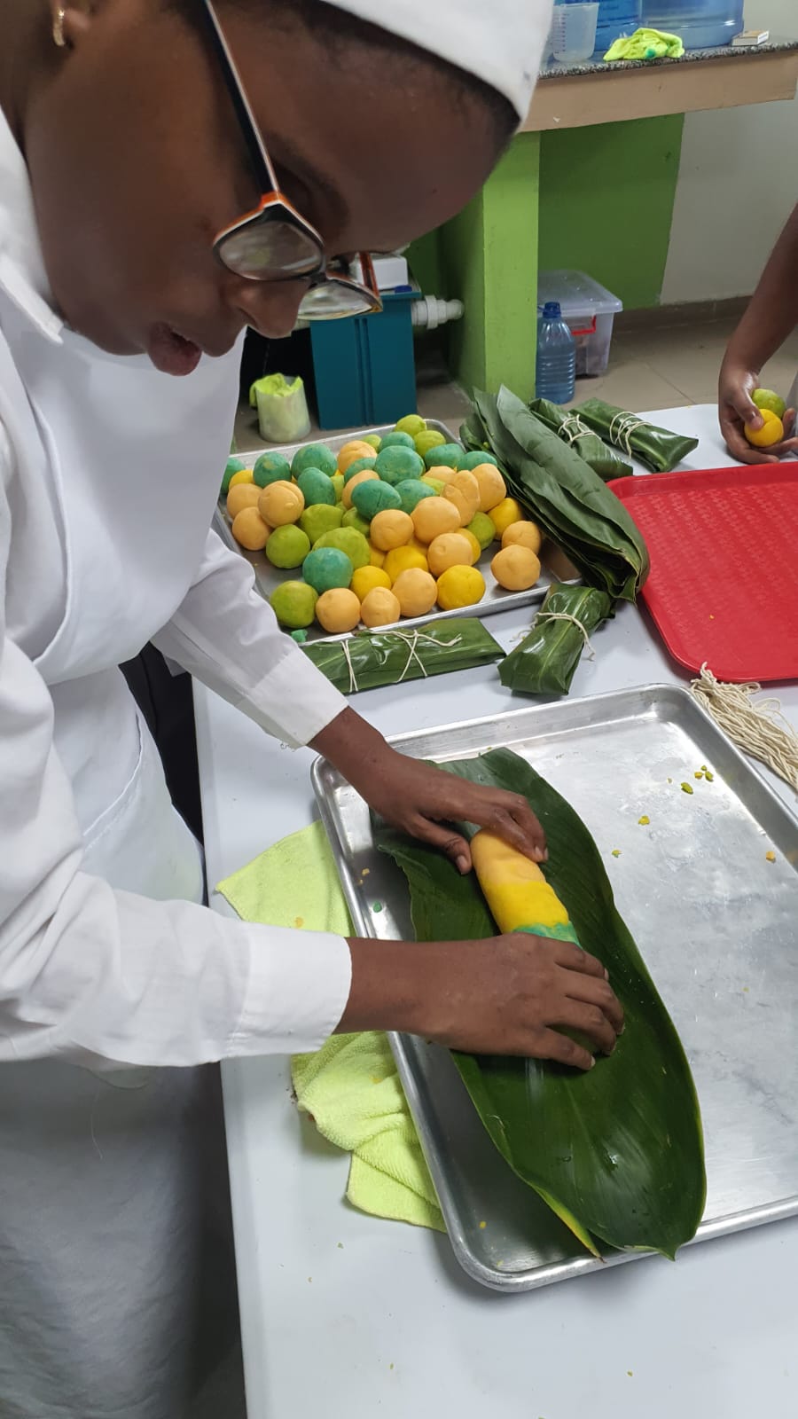 Estudiantes del IPHE Colón fortalecen competencias gastronómicas con la elaboración de bollos de colores.