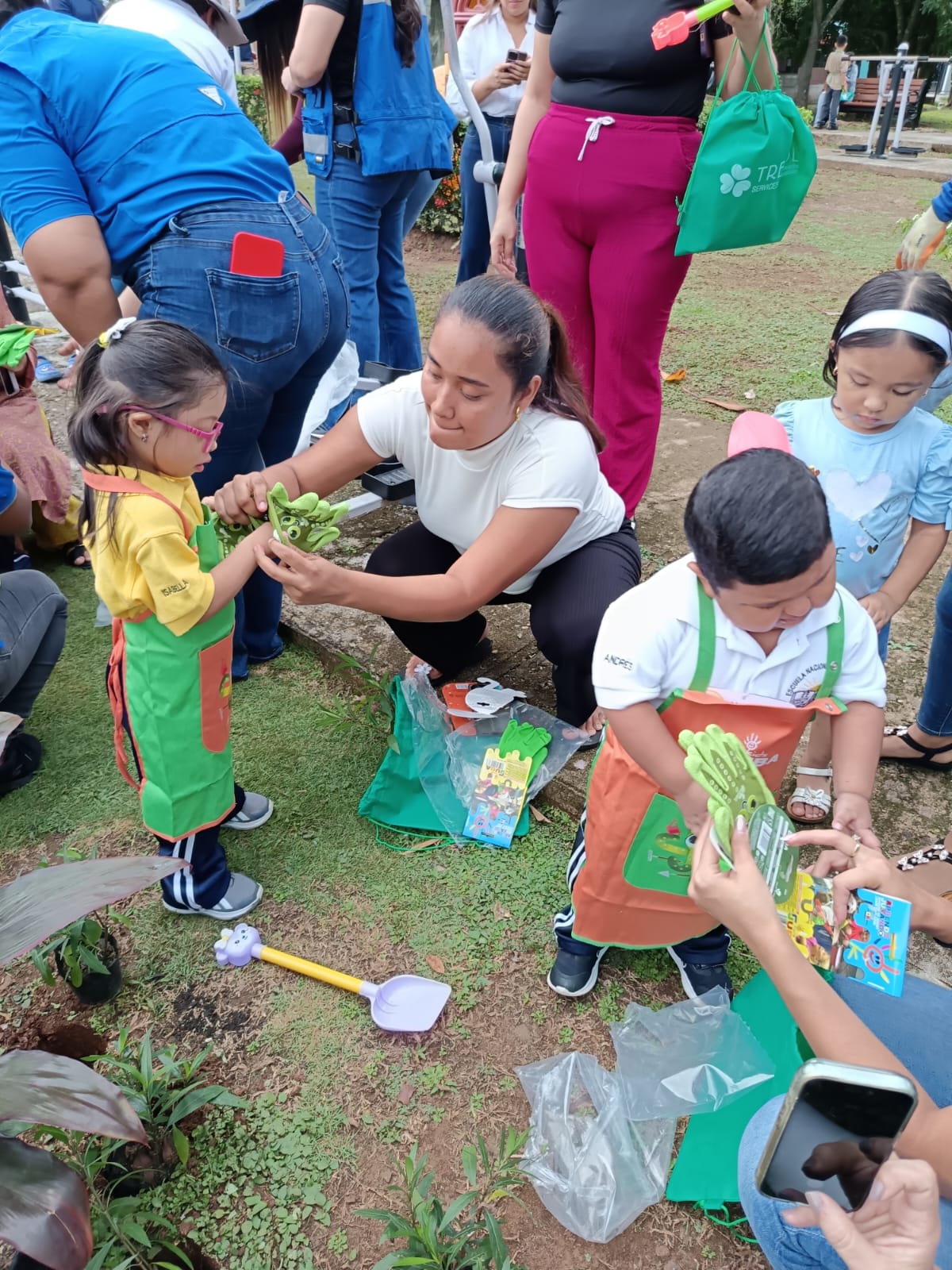 Estudiantes del IPHE aportan a la conservación ambiental con jornada de siembra en Betania