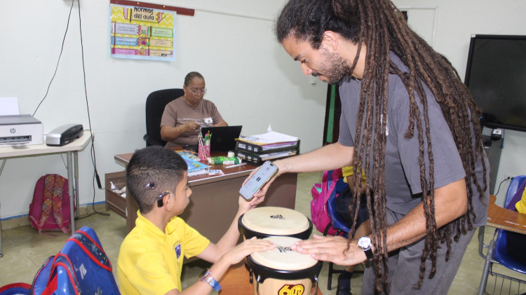 Imagen Estudiantes sordos del IPHE fortalecen sus habilidades musicales con estrategias sensoriales