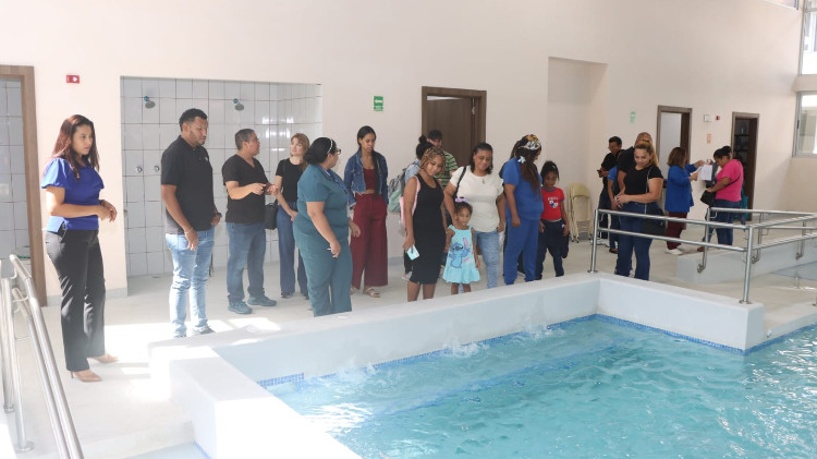 Imagen IPHE fortalece el acompañamiento familiar en el Servicio de Terapia Acuática
