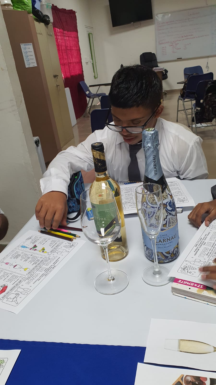 Estudiantes de CTI de Colón fortalecen conocimientos en servicio y cultura del vino