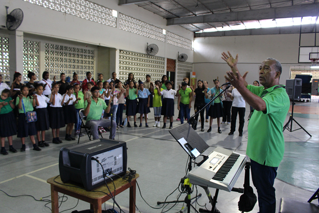 Coro “Resiliencias” recibe visita de miembro de la Fundación Healing Hands 