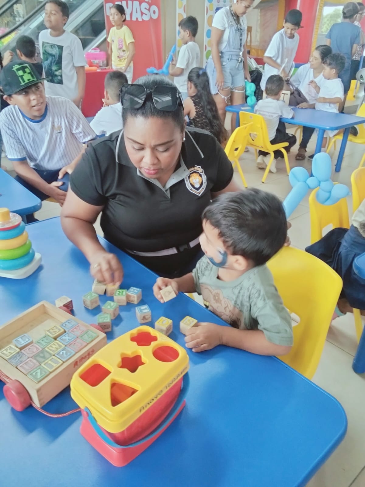 Personal técnico del IPHE brinda orientación a familias en Aguadulce en la Feria del Bebé