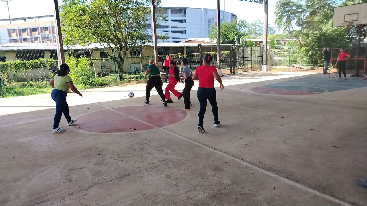 Madres de familia fortalecen su bienestar emocional mediante jornada deportiva en el IPHE de Veraguas