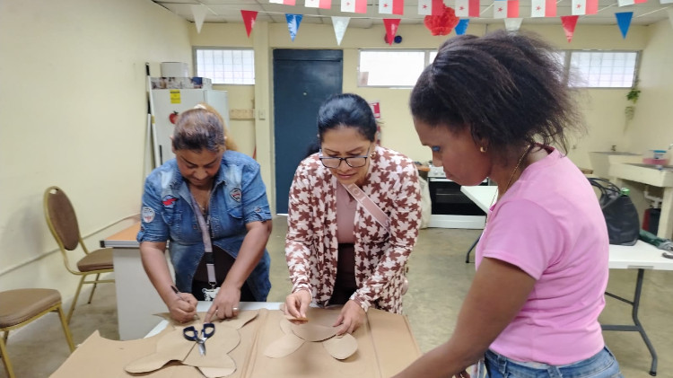 Imagen Madres de familia de la Escuela Vocacional Especial del IPHE avanzan a nueva fase en curso de manualidades navideñas