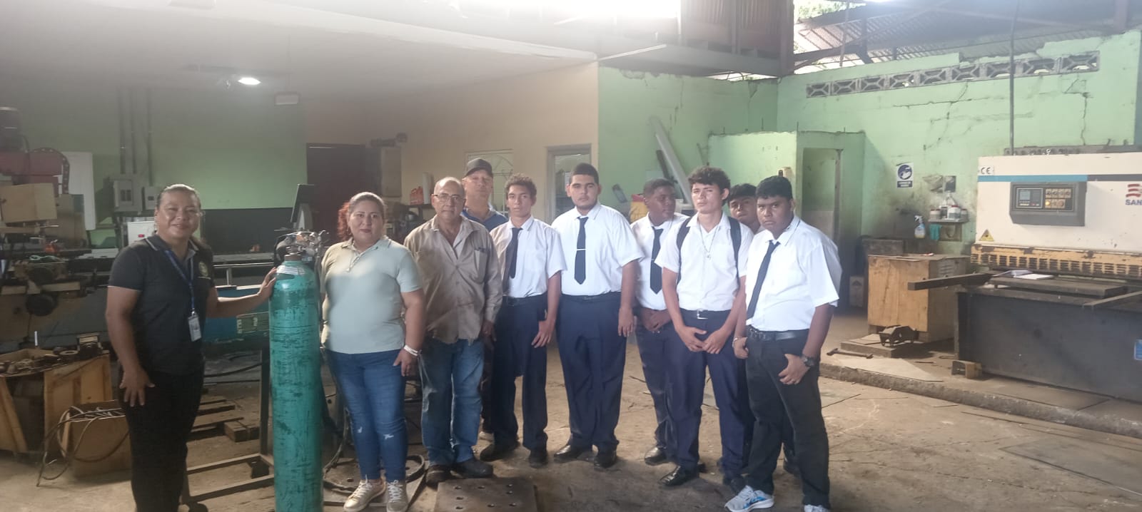 Estudiantes de Soldadura General conocen procesos laborales en taller de Los Santos