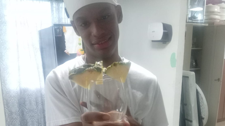 Imagen Estudiantes de Colón realizan preparación de cócteles sin alcohol