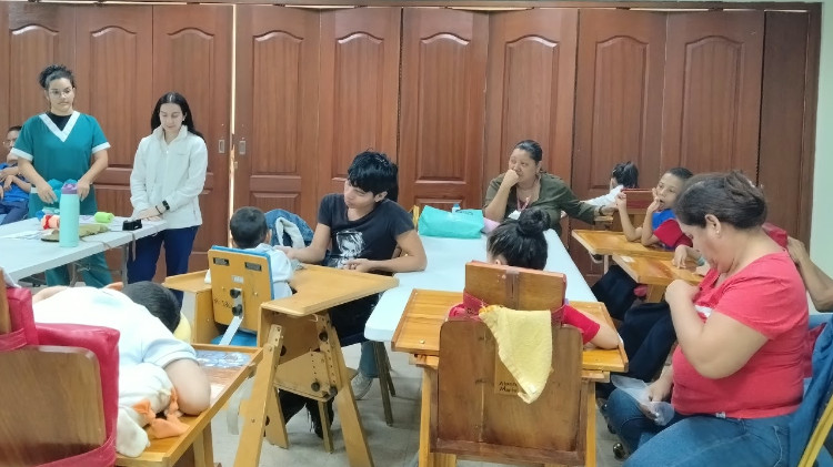 Imagen Familias y docentes aprenden a elaborar ayudas técnicas con materiales de uso cotidiano