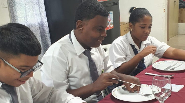 Imagen Estudiantes practican protocolo y etiqueta en el servicio de mesa