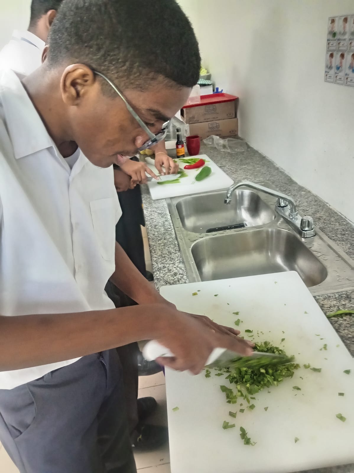 Estudiantes aplican técnicas gastronómicas en preparación de comida criolla