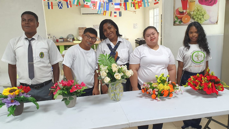 Imagen Estudiantes de CTI en colón desarrollan creatividad mediante la elaboración de arreglos de mesa