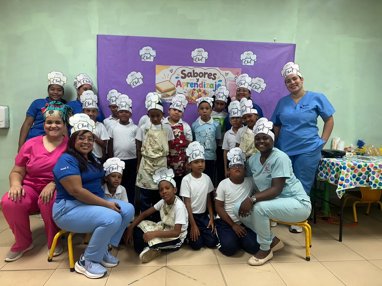 Estudiantes de inclusión participan en taller de preparación de alimentos en Colón