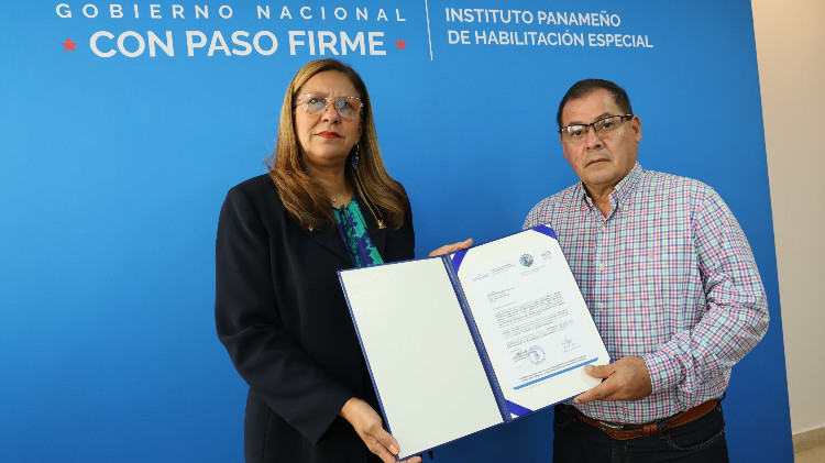 Imagen IPHE entrega orden de proceder para habilitación de cubierta metálica de ocho aulas del Programa de Autismo