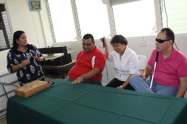 Donan equipo para estudiantes de Escuela Nacional Helen Keller del IPHE