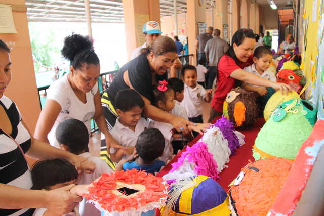 Estudiantes del PEP promueven piñatas durante exhibición