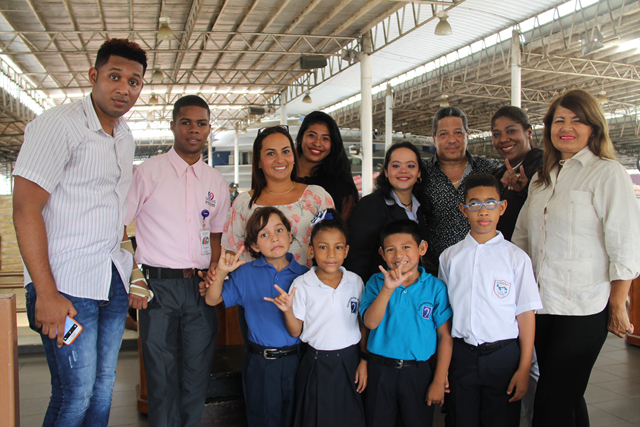 Alumnos de la Escuela Helen Keller participan del sorteo intermedio de la lotería