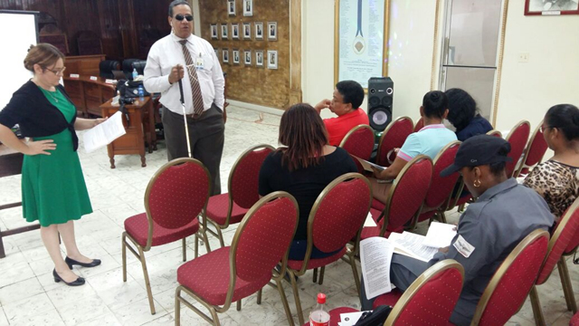 Capacitan a padres de familias en normativas que favorecen sus derechos humanos