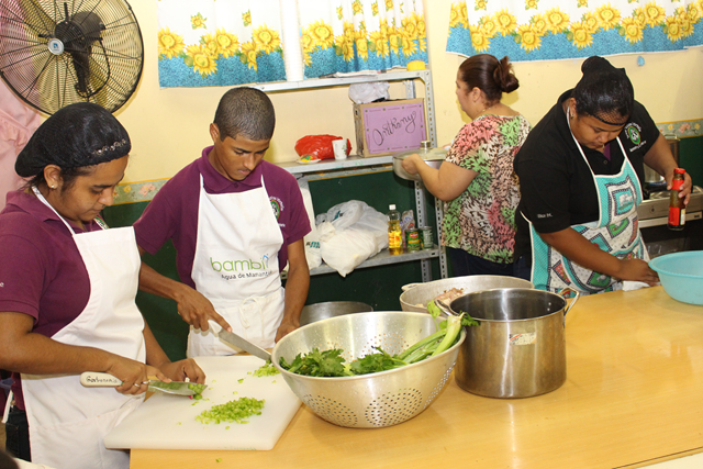 Instruyen sobre preparación de alimentos a estudiantes de CTI en Veraguas