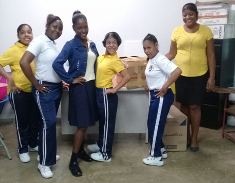 Estudiantes de práctica profesional reciben donación de materiales de oficina