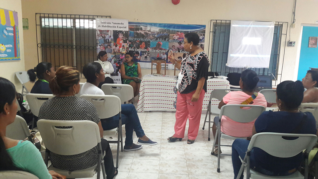 Capacitan en Antón sobre temas de educación y discapacidad