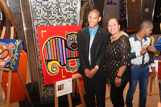 Realizan exposición de pinturas de jóvenes con autismo
