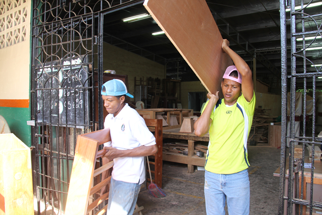Personal de talleres afianza conocimientos de ebanistería