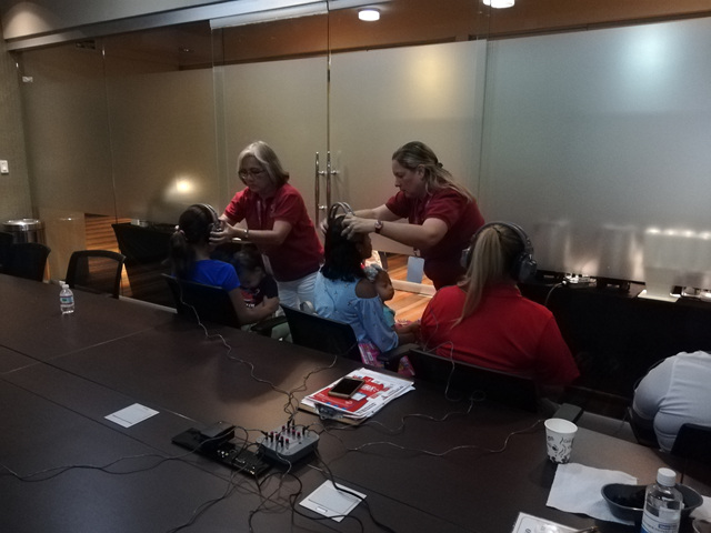 Audiometrías colectivas realiza el personal técnico del IPHE en Feria del Bebé 2019