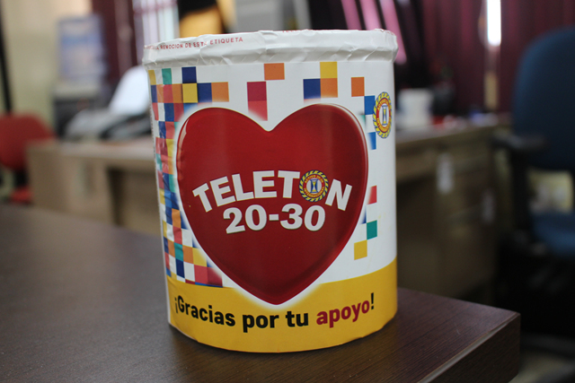 Entregan alcancías de la Teletón en el IPHE