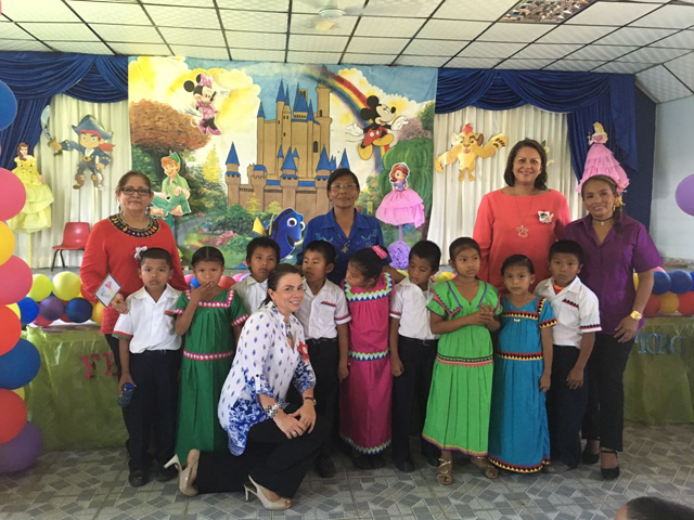 Servicios, recursos y apoyos del IPHE llegan a escuela en Finca 30