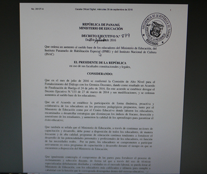 Presidente firma decreto que otorga aumento a educadores