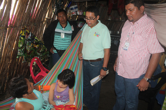 Personal técnico del IPHE orienta a madre de niña con discapacidad 