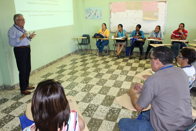 Participantes a congreso inclusivo en mesas de trabajo práctico 