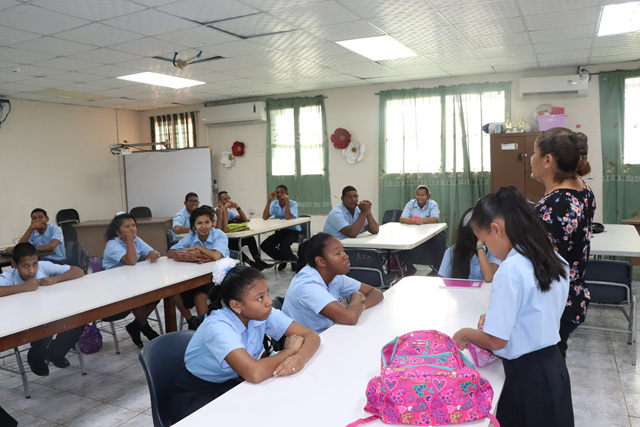 Estudiantes de Panamá Oeste inician clases llenos de entusiasmo