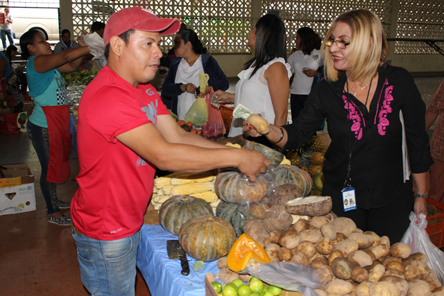 Moradores del área y colaboradores se benefician con ‘Mi Feria’
