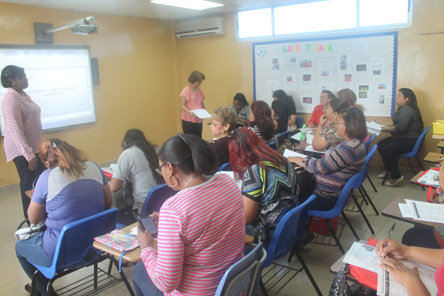 Educadores y técnicos se capacitaron en receso escolar