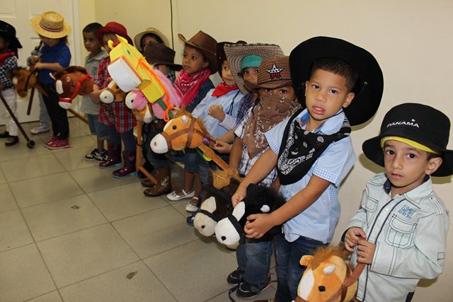 Niños del COIF celebran San Juan con cabalgata