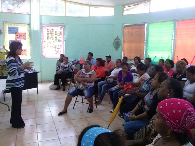 Reunión con padres de familia del IPHE en Colón