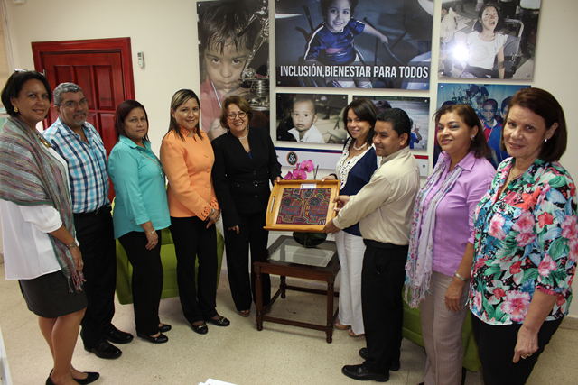 Directora de Educación de San Salvador visita el IPHE 
