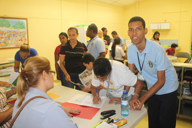 Estudiantes del IPHE reciben pago de becas