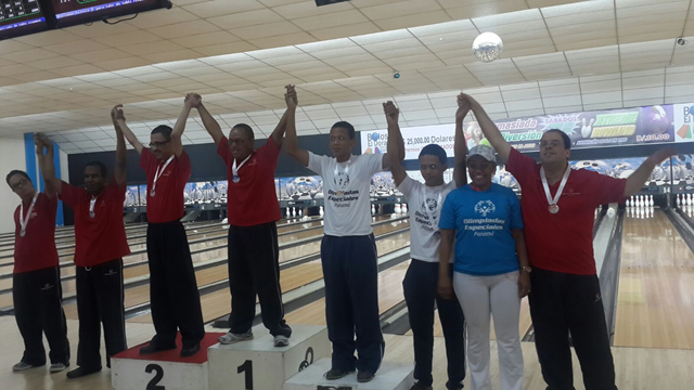 Alumnos de la EVE se lucen en regional de bolos